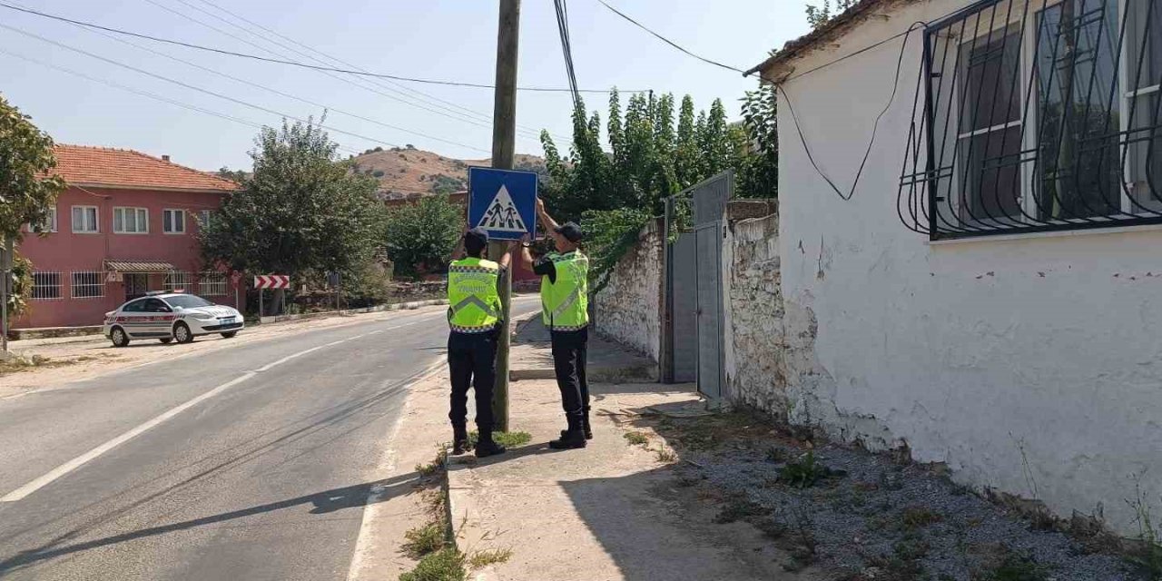 Aydın’da jandarma ekipleri trafik levhaların kontrol etti