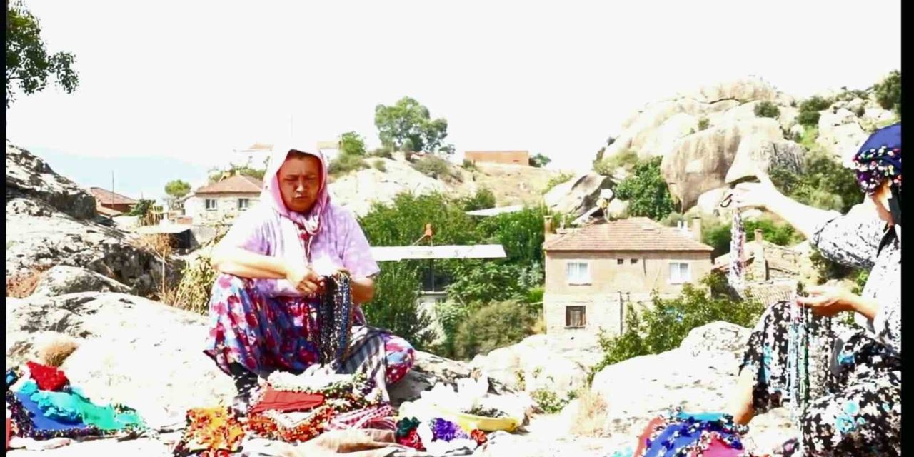 Köylü kadınlar, hem rehberlik hem de ticaret yapıyorlar