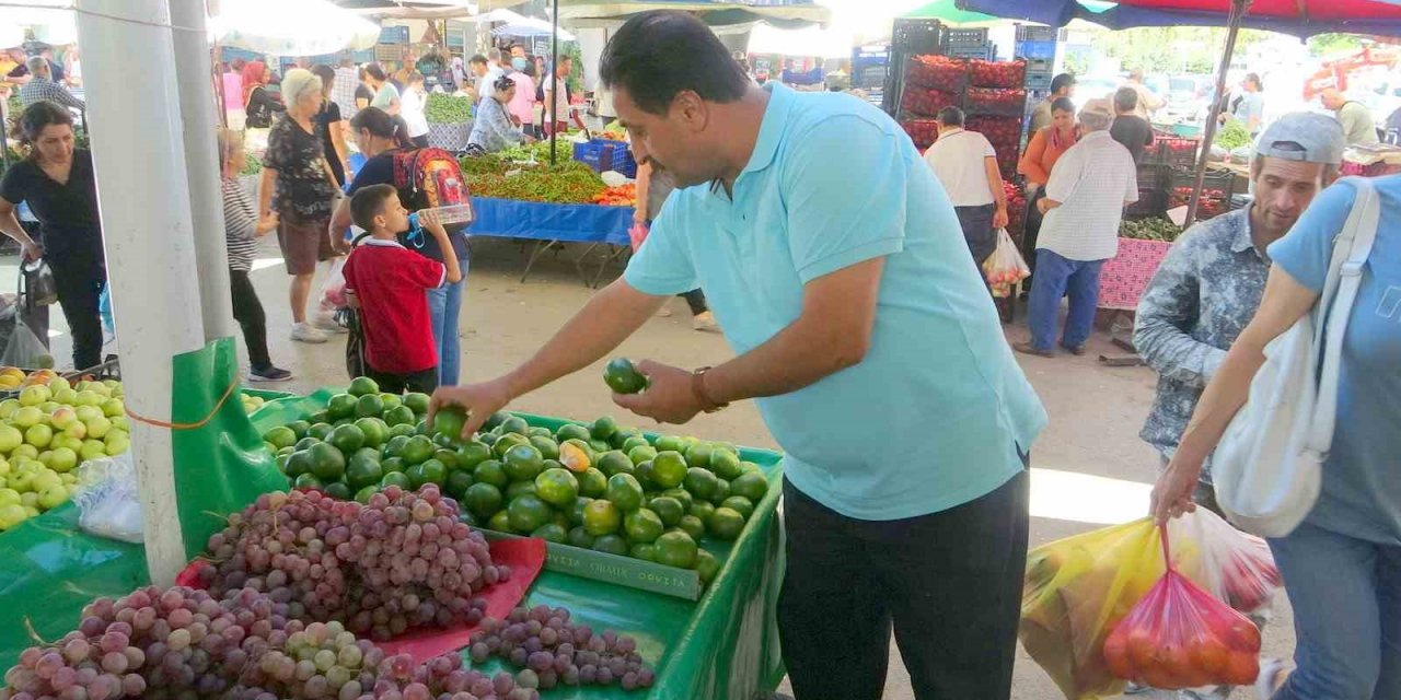 Mandalina Muğla’daki semt pazarındaki tezgahlarda yerini aldı