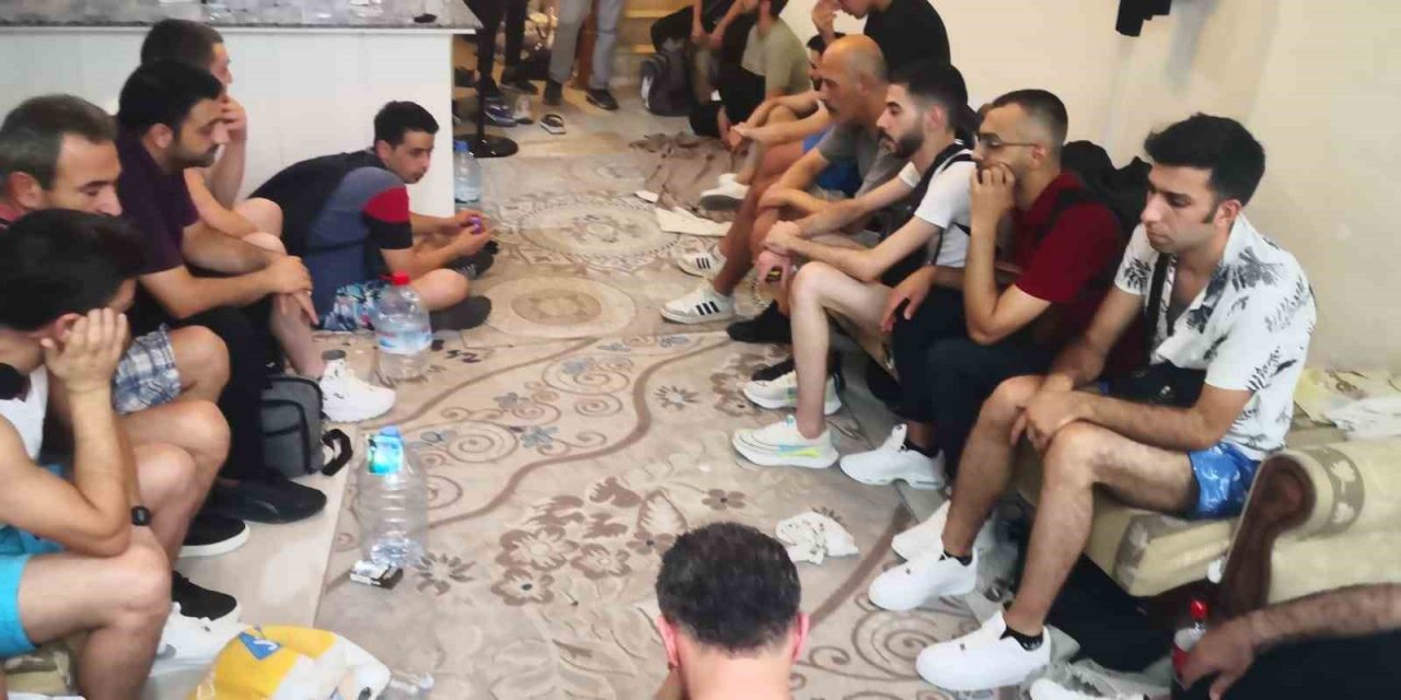 Marmaris’te bir evden 25 düzensiz göçmen çıktı