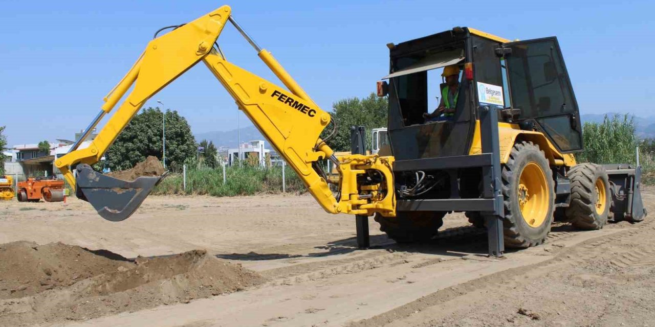 Çocukluk hayali olan kepçe operatörlüğünü gerçeğe dönüştürdü