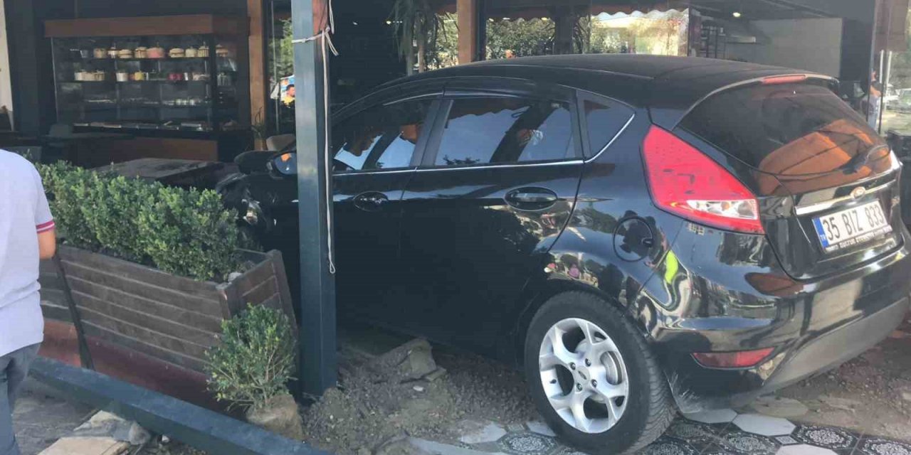 Manisa’da kontrolden çıkan araç kafeye daldı: 2 yaralı