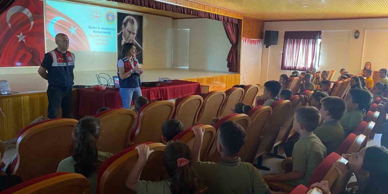 Jandarma ekipleri öğrencileri bilgilendiriyor