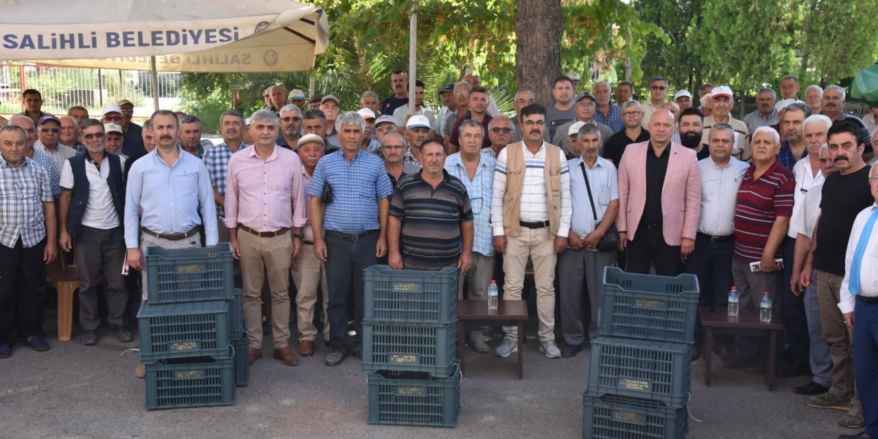 Salihli’de üreticilere 9 bin meyve kasası hibe edildi