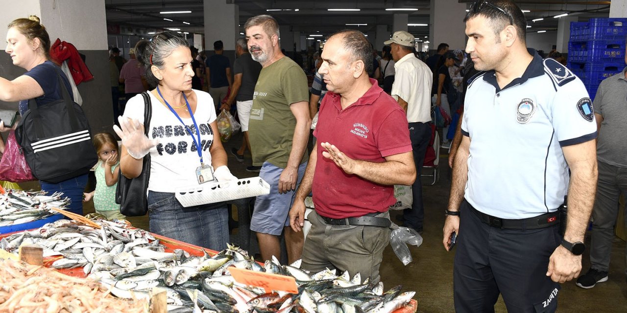Kuşadası’ndaki balık tezgahlarında sağlık ve hijyen denetimi yapıldı