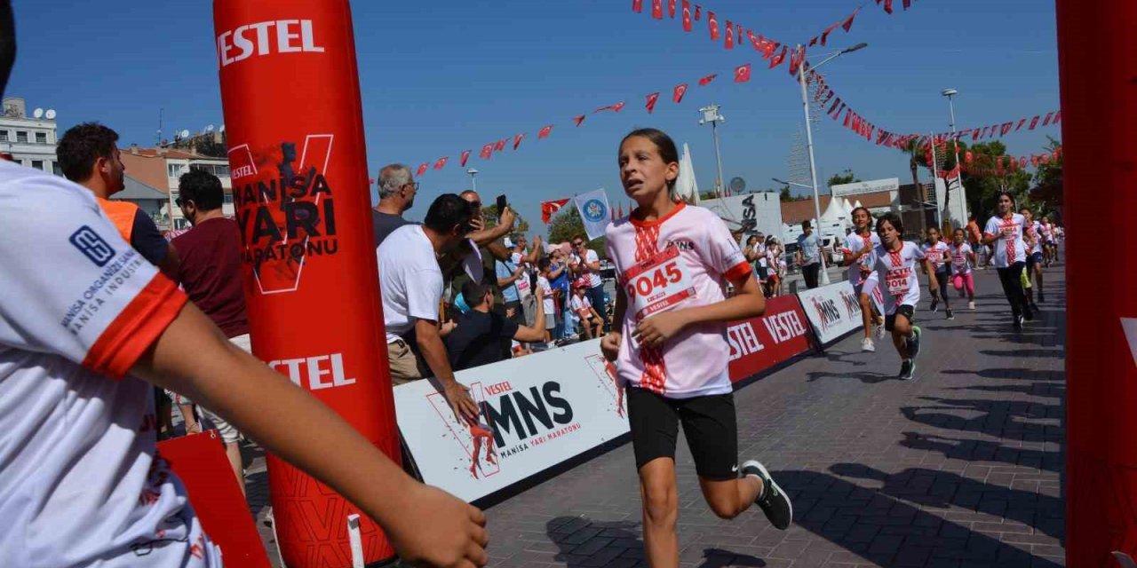 Vestel Yarı Maratonu’nda çocuk koşusu tamamlandı