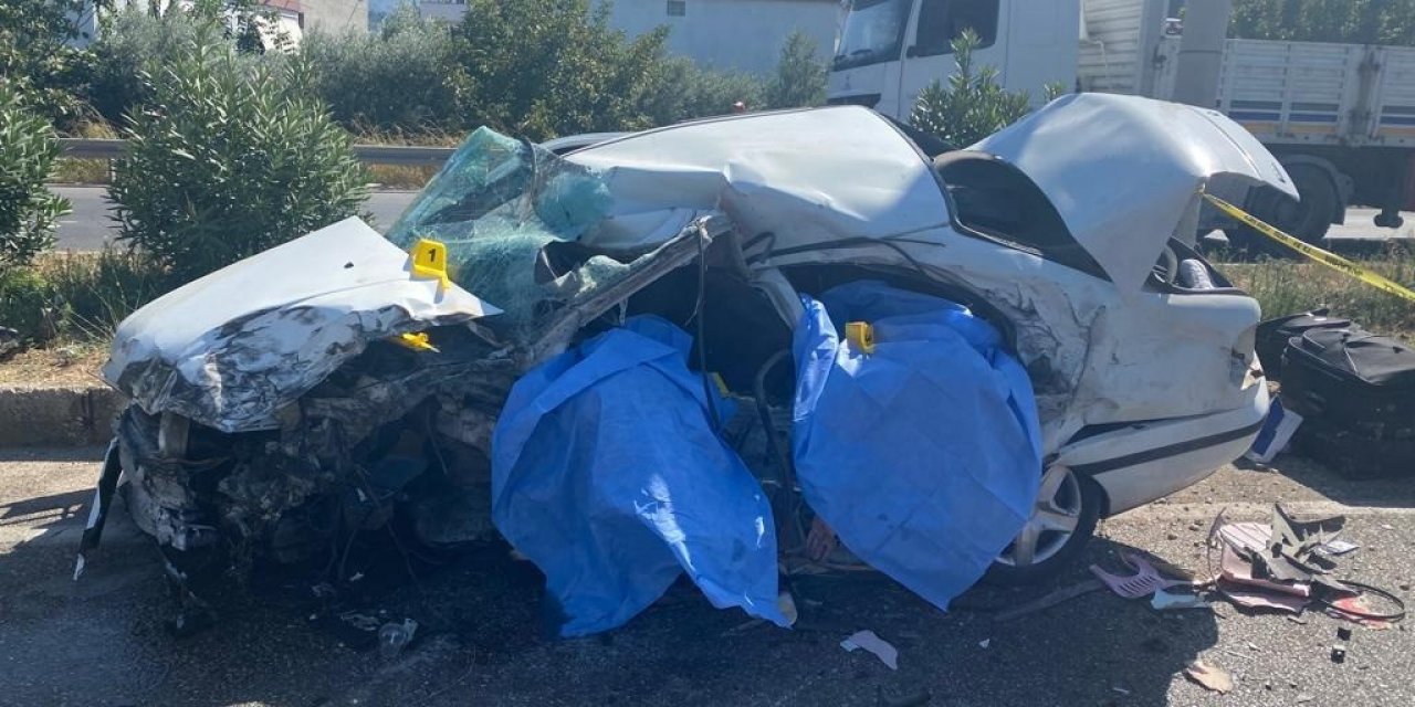 Otomobil karşı şeride geçip tırla çarpıştı: 2 ölü 1 yaralı