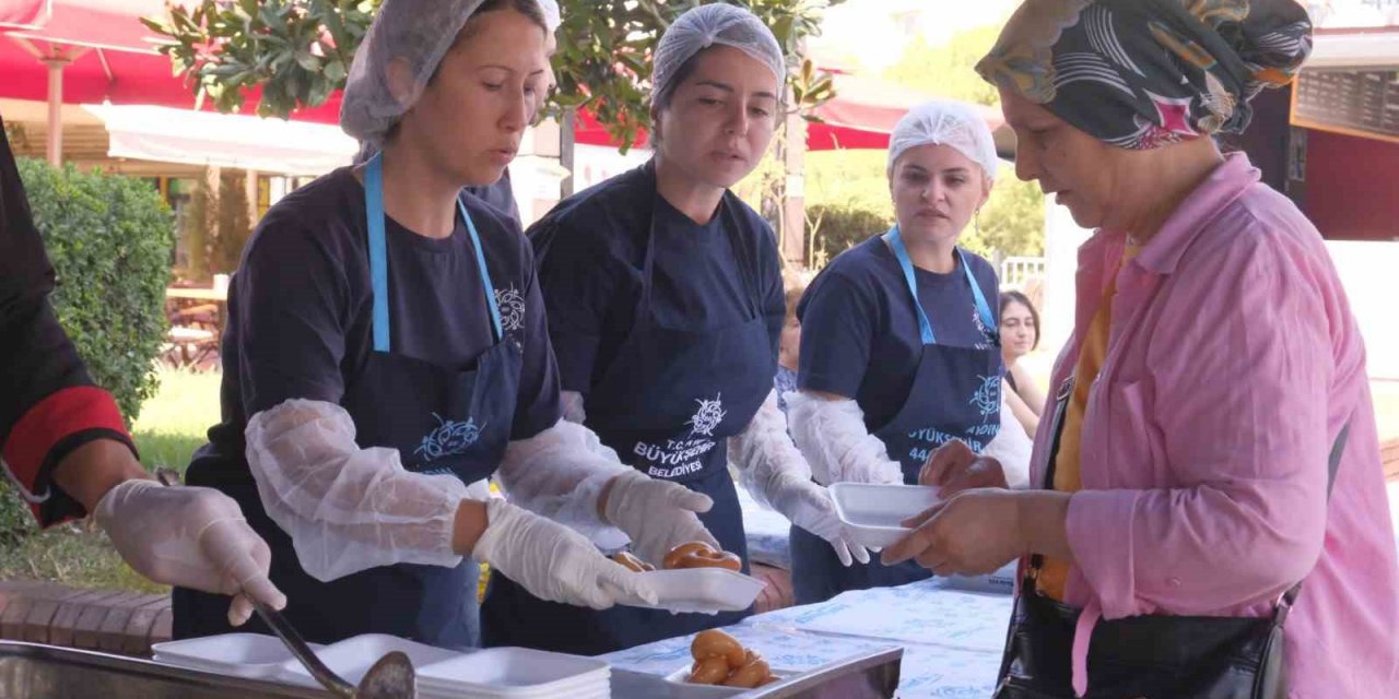 Büyükşehir, Adnan Menderes anısına 5 farklı noktada lokma hayrı yaptı