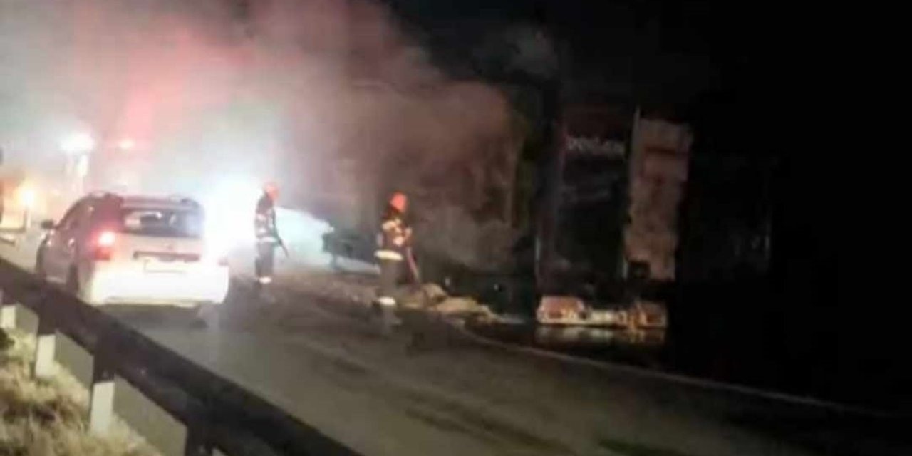 Saman yüklü tır alev topuna döndü