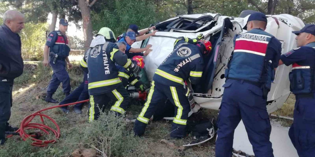 Motosiklet ile çarpışan otomobil mezarlığa uçtu: 2 ölü, 1 yaralı