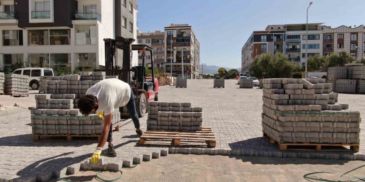 Yunusemre’den 7 sokakta taş döşeme çalışması