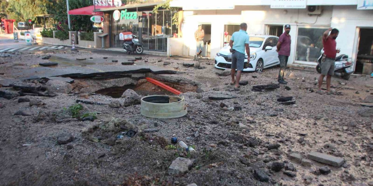 Bodrum’da isale hattı patladı: İş yerlerini su bastı, araçlar hasar gördü