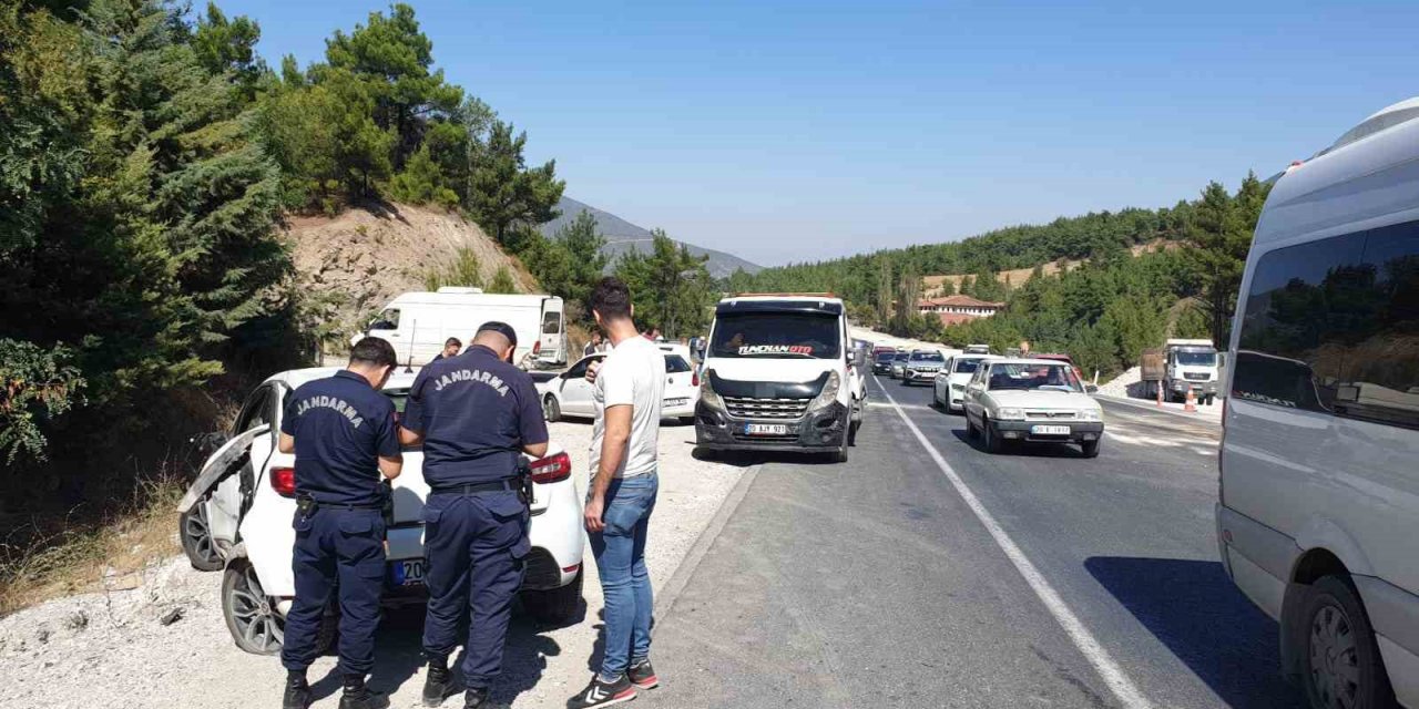 Sabıkalı virajda 6 aracın karıştığı zincirleme kazada 6 kişi yaralandı