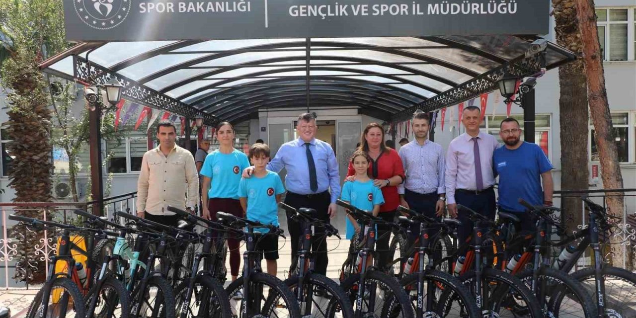 GSB Spor Okulları, genç bisikletçilere yeni ekipmanlarla destek oluyor