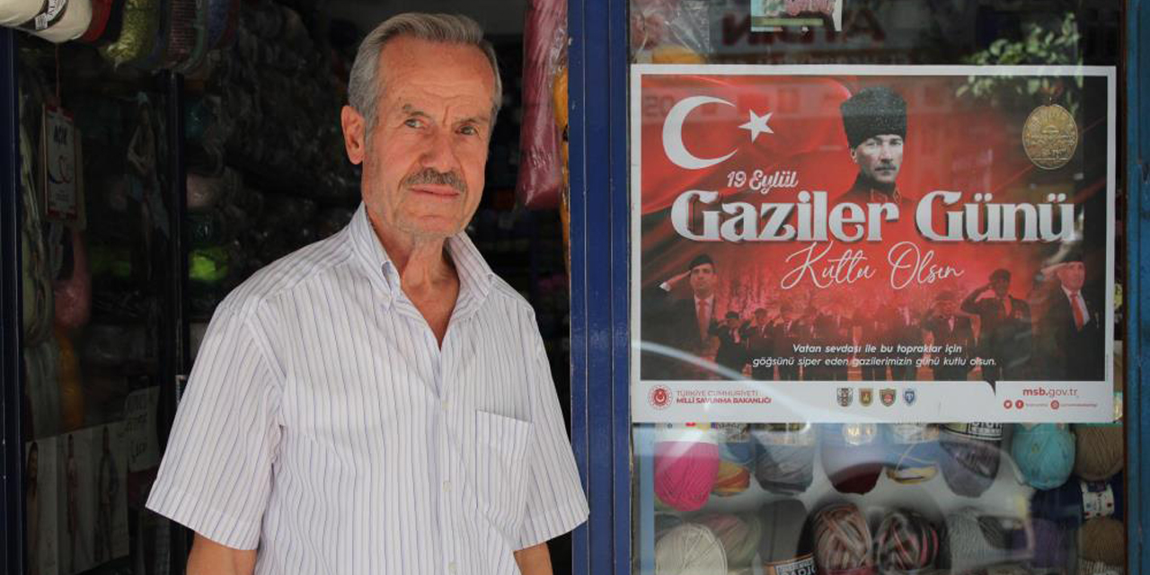 Kıbrıs Gazisi Ballıoğlu, astığı afişlerle gaziliğin önemine dikkat çekiyor