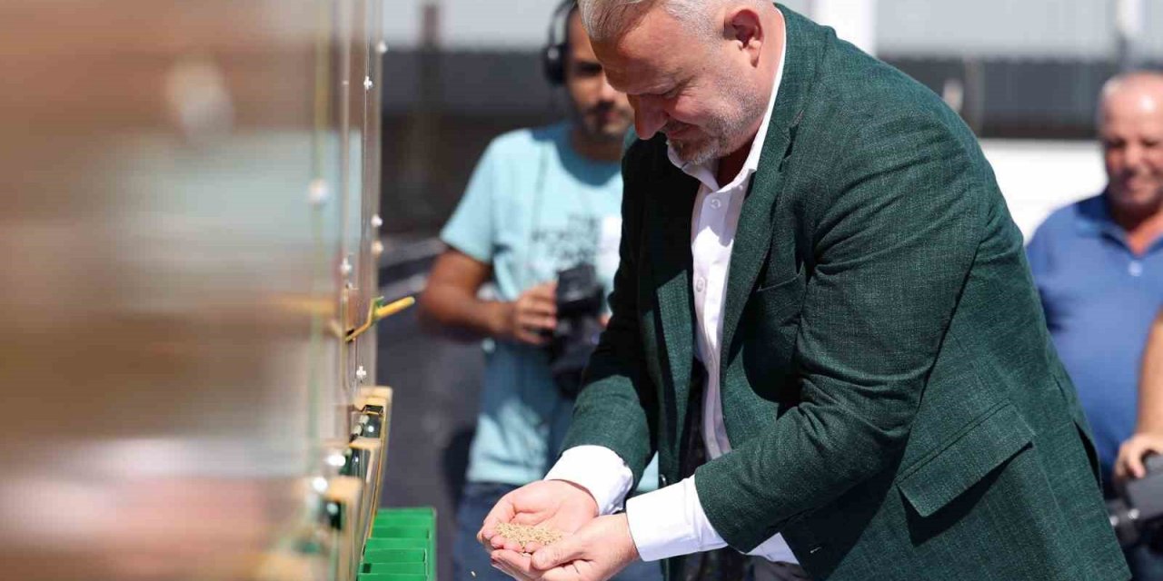 Başkan Pehlivan’dan çiftçilere buğday eleme makinesi