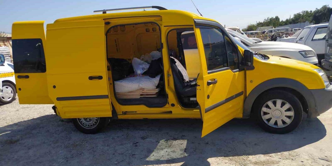 Dur ihtarına uymayan araçta 13 düzensiz göçmen yakalandı