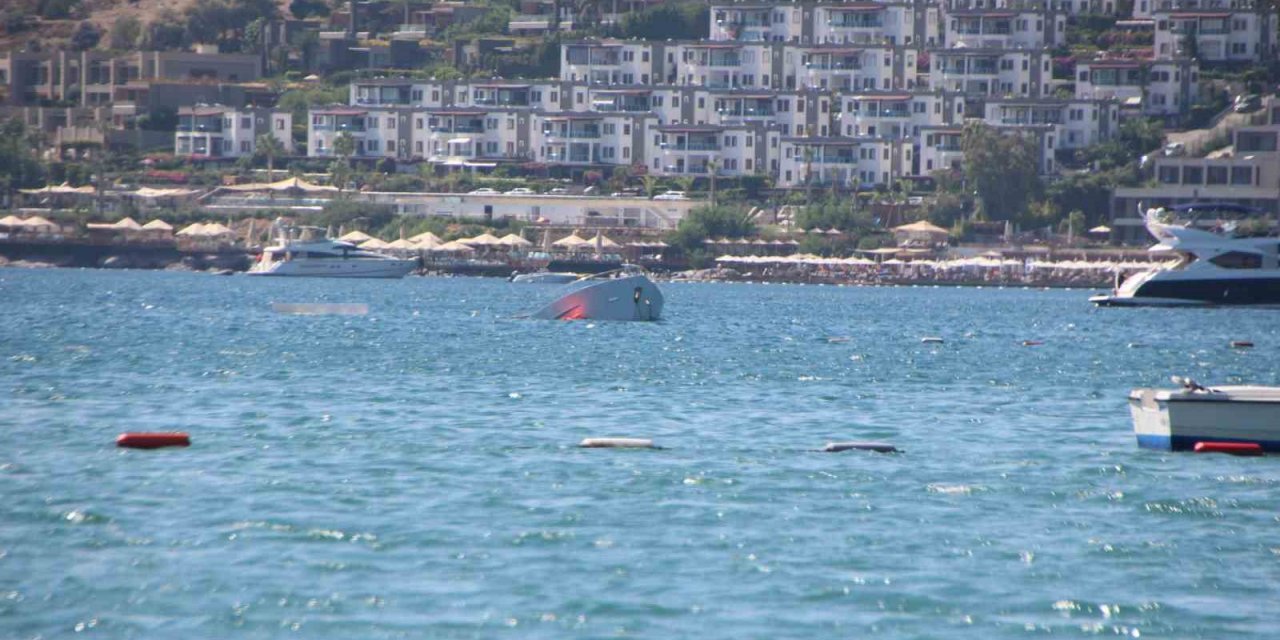 Bodrum’da 19 metrelik motoryat battı