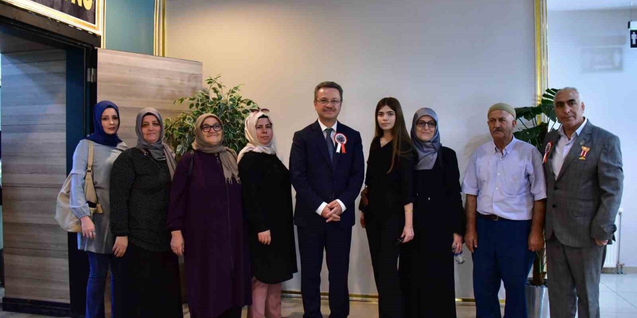 Vali Ünlü’den gaziler onuruna yemek