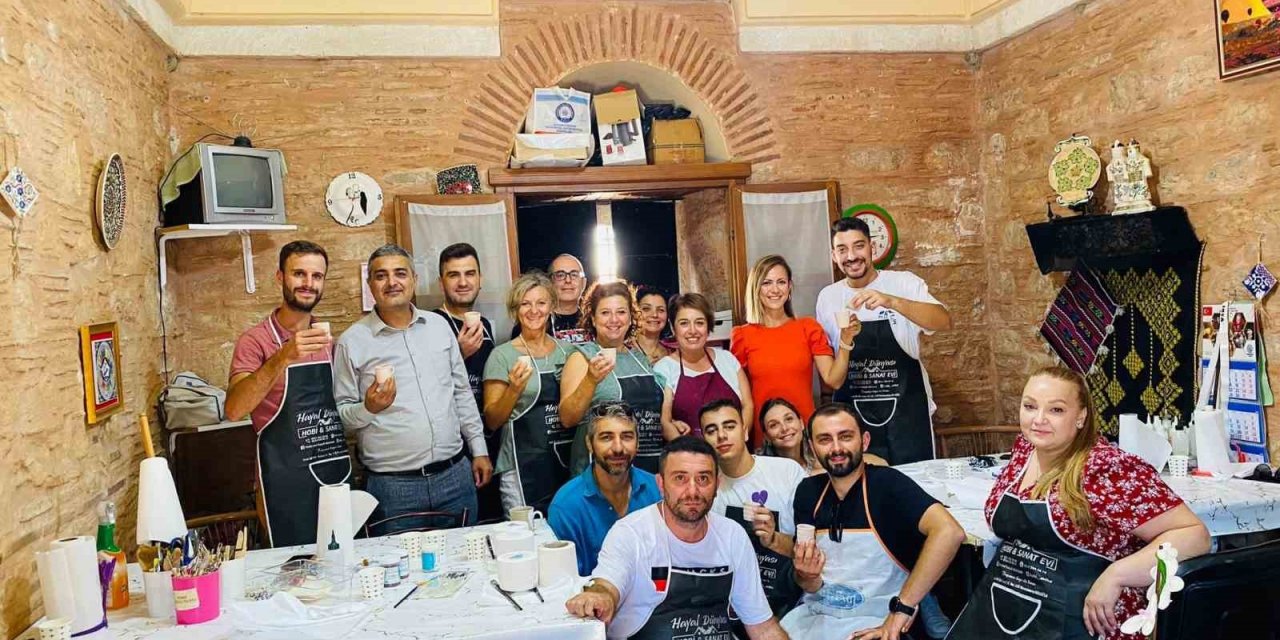 İtalya ve Yunanistan’dan gelen heyet ebru ve çini atölyelerini gezdi