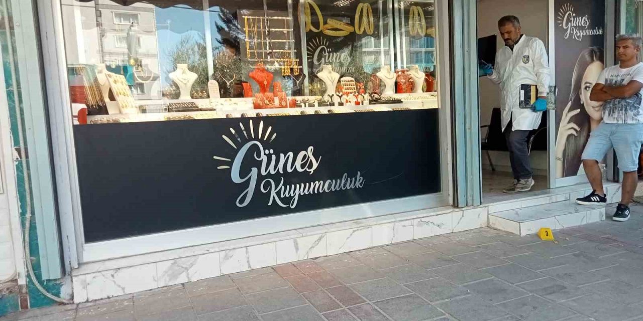 İzmir’de güpegündüz silahlı kuyumcu soygunu kamerada