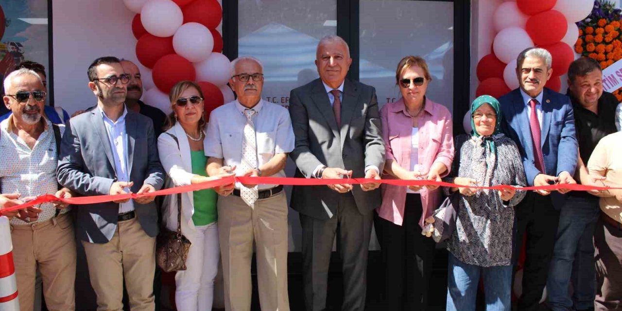 Efeler’de on ikinci Kitap Kafe açıldı