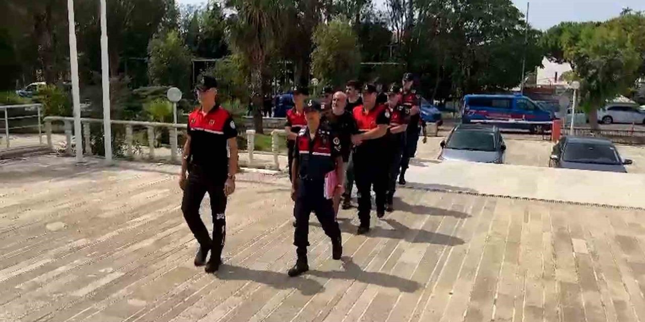 Foça‘da ticari taksiyle göçmen kaçakçılığında 13 tutuklama