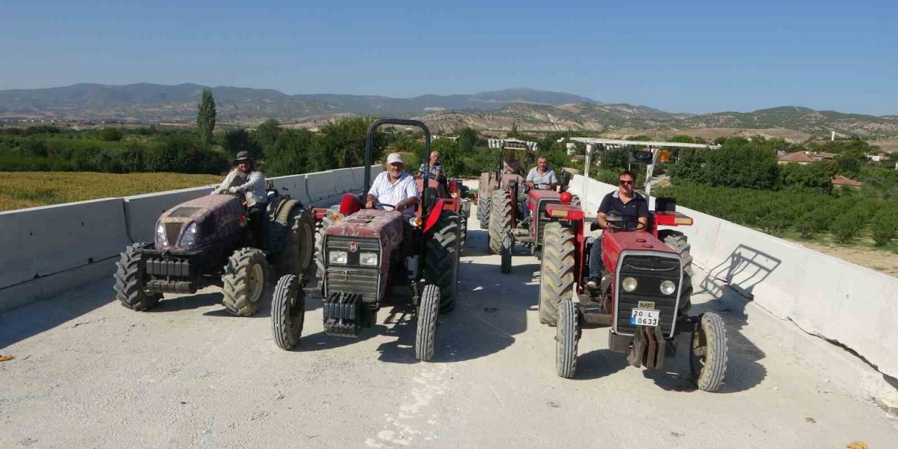 Tehlikeli geçidi kullanmak istemeyen üreticiler, yolu kapatarak tepki gösterdi