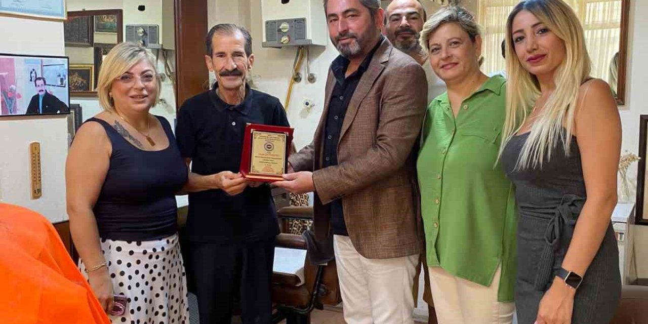 Söke’de usta berber Casim Çetinkaya’ya yılın ahisi onuru