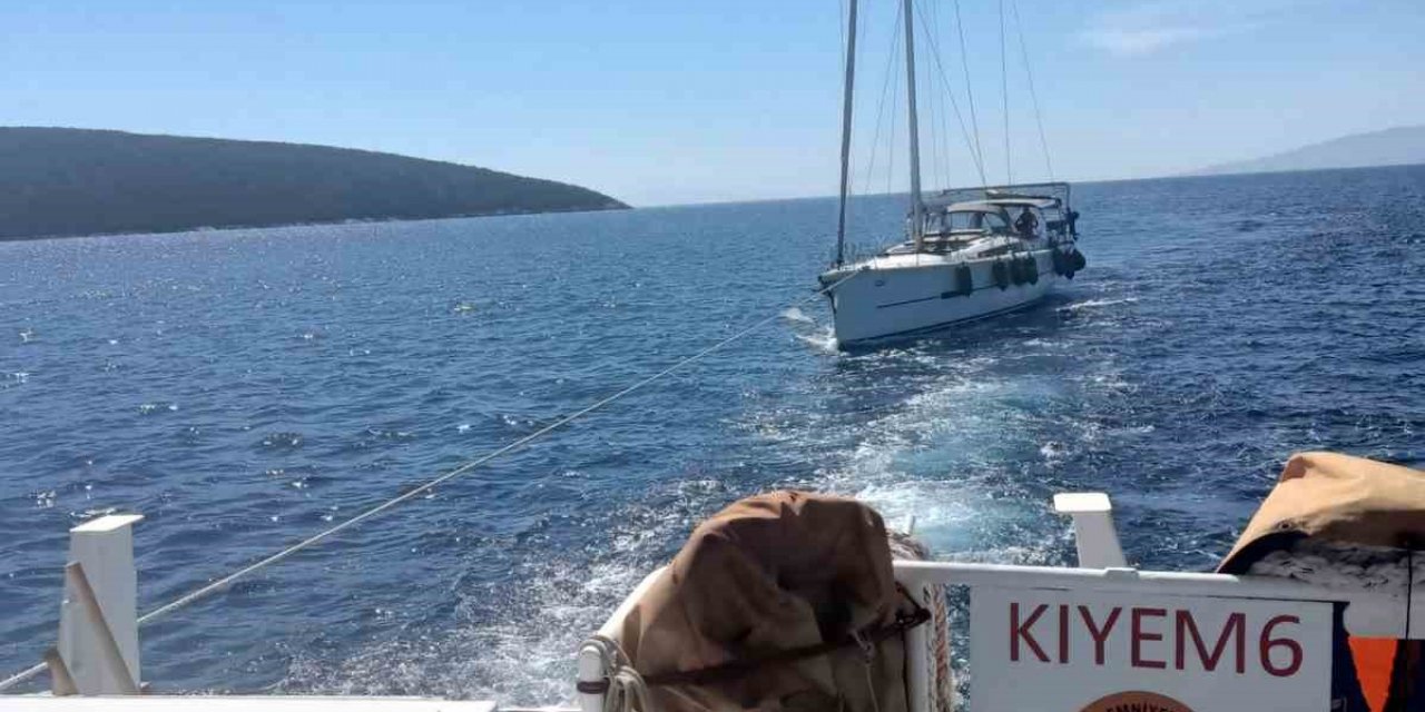 Karaada açıklarında sürüklenen tekneyi KIYEM ekipleri kurtardı