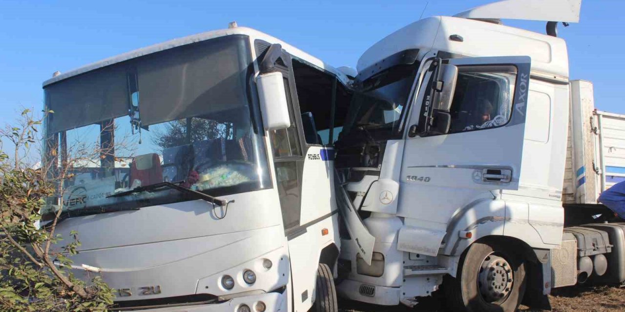Manisa’da işçi servisi ile tır çarpıştı: 1’i ağır 23 yaralı