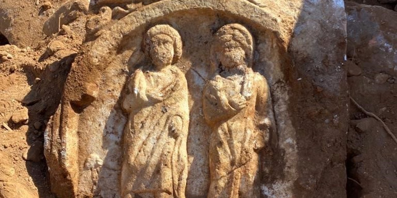 Temel kazısında tarihi mezar steli ve kalıntılar bulundu