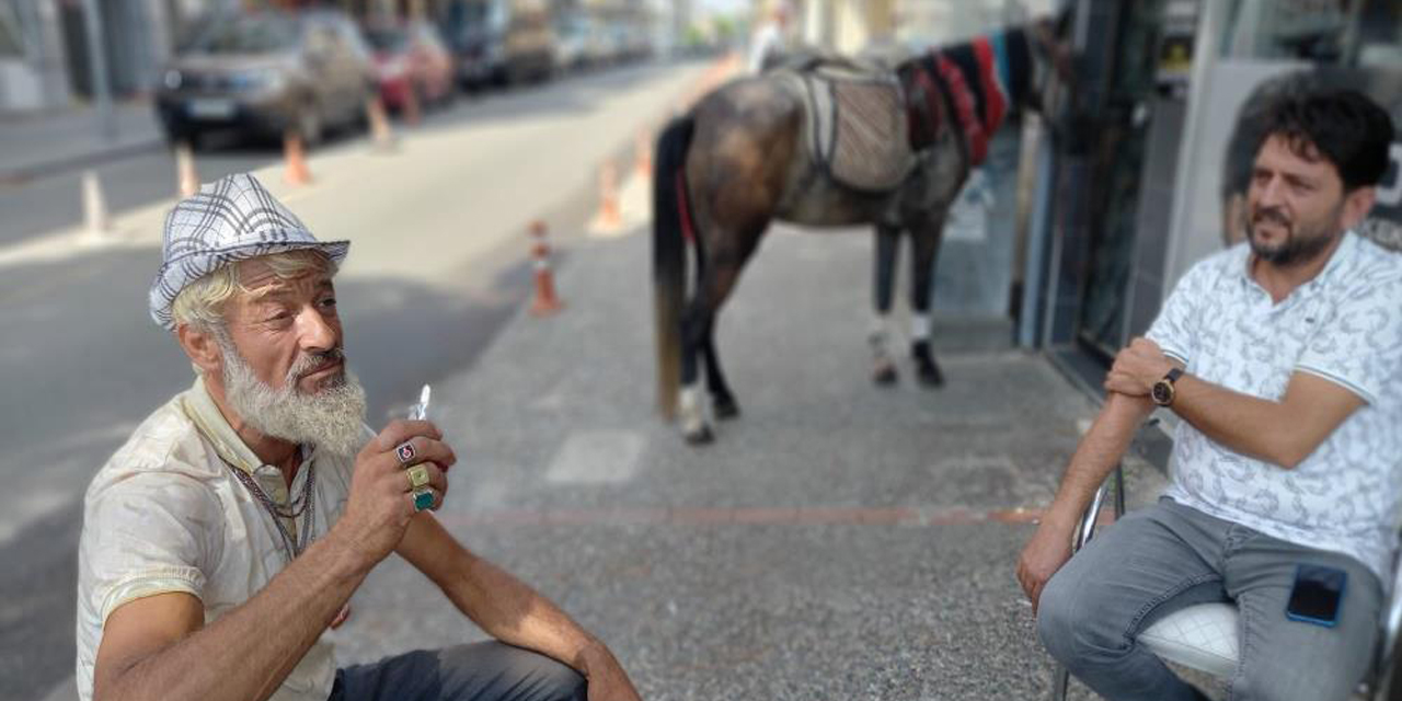 Cezalardan yılmayan atlı kovboy yeni atıyla sahnede
