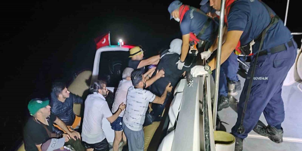 Düzensiz göçmenler bot arızalınca yardım istediler