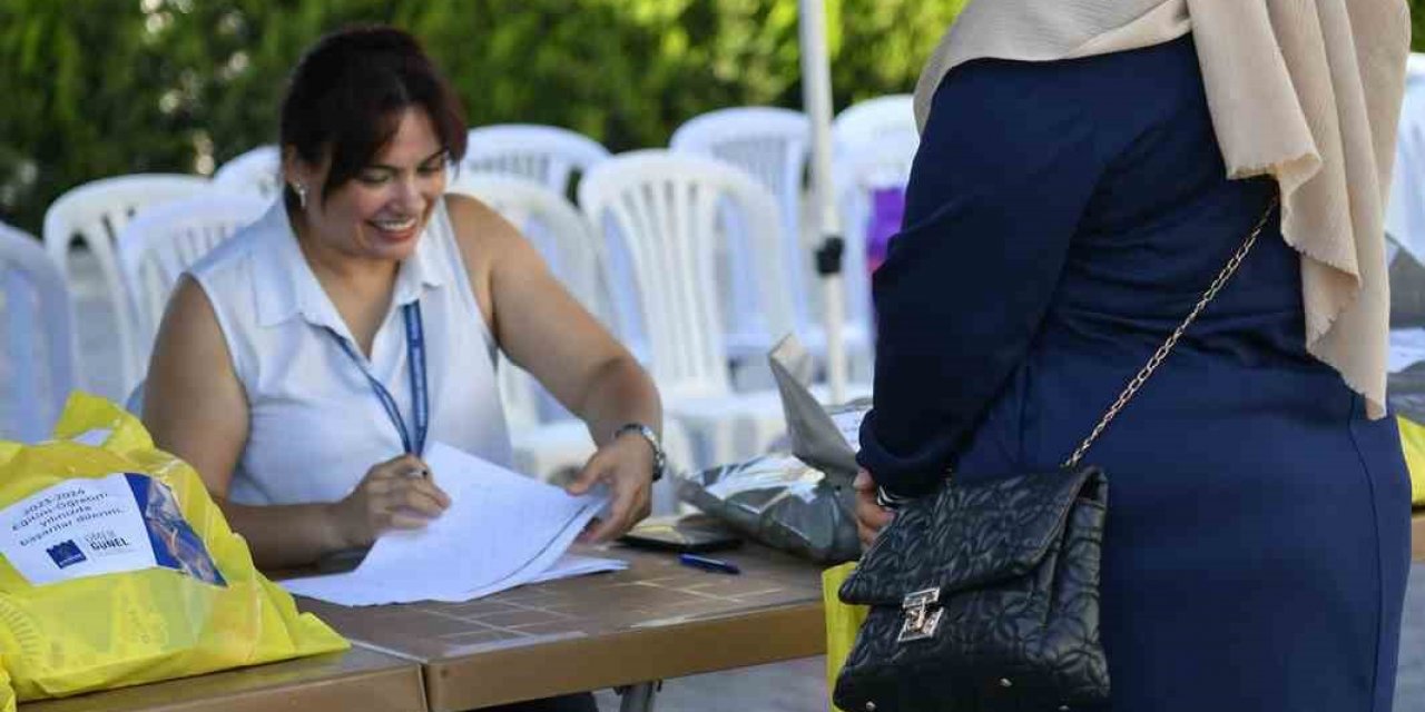 Kuşadası Belediyesi öğrencilere desteğini sürdürüyor