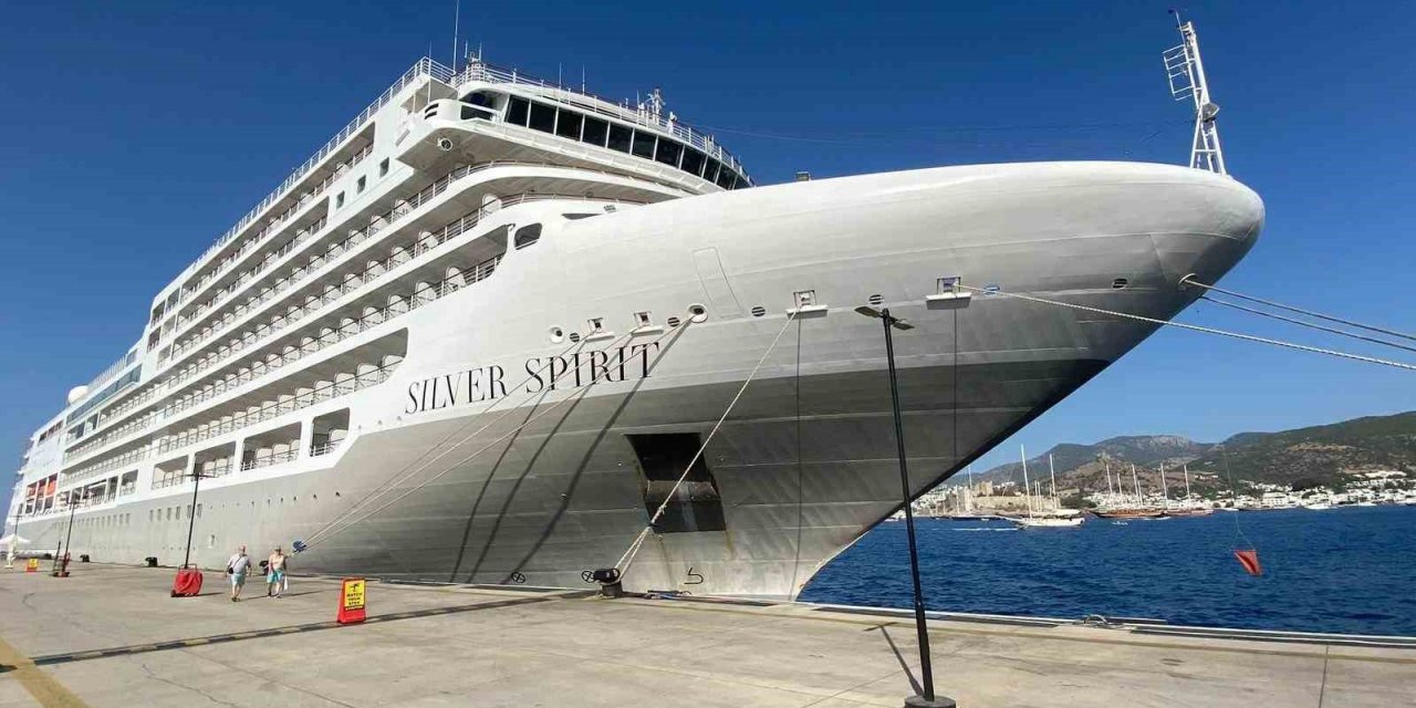 Yolcu gemisi "Silver Spirit" Bodrum’a 584 yolcu getirdi