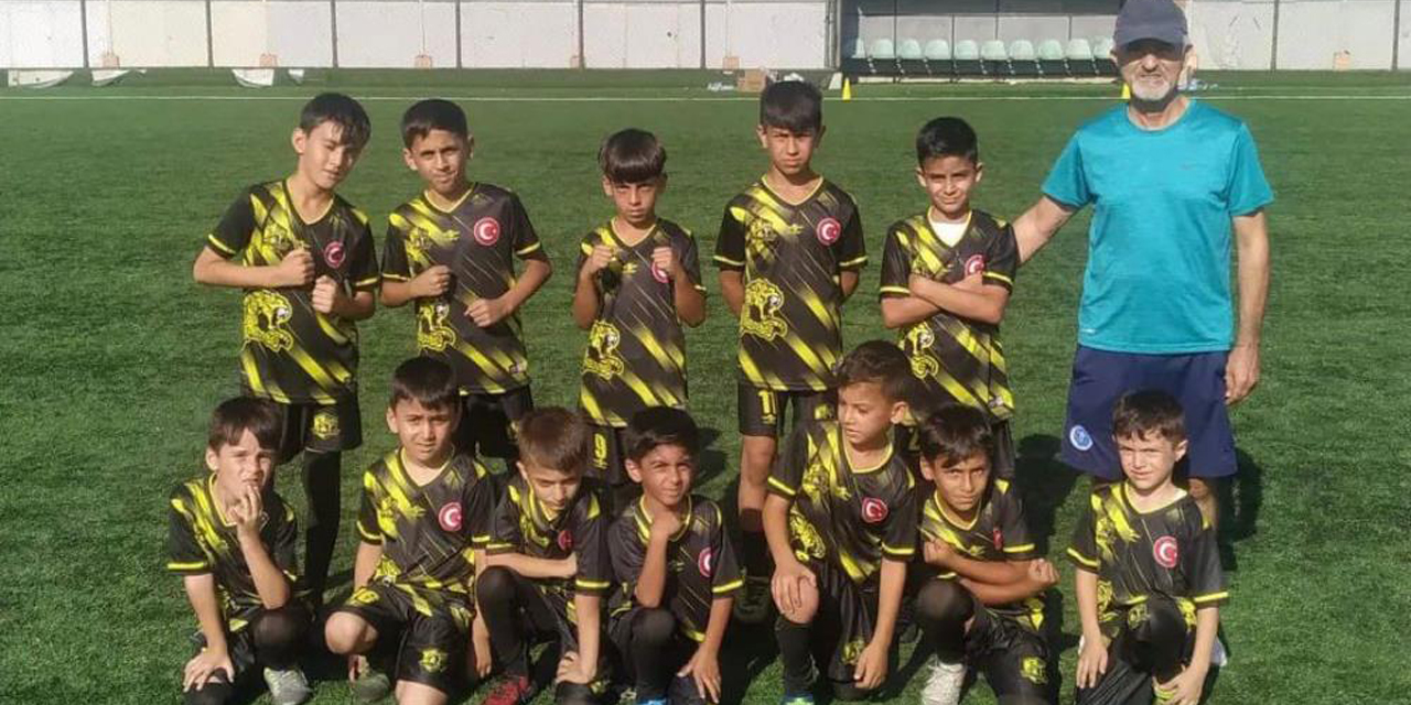 Minik futbolcular ders verdi