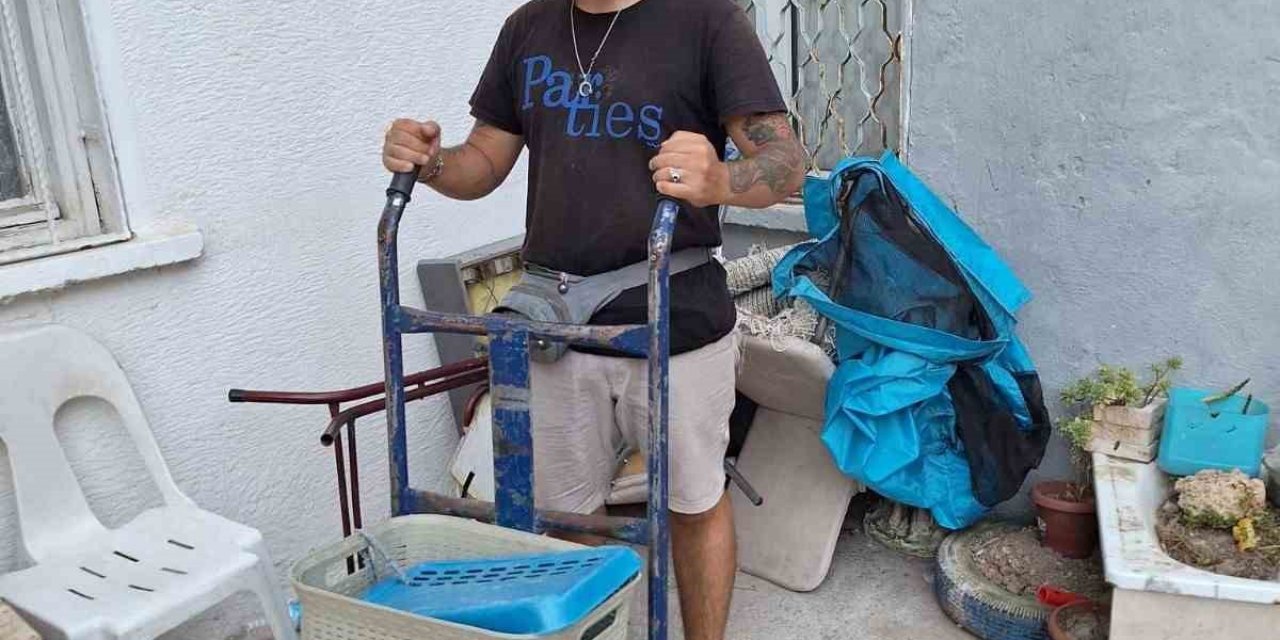 Hurdacı genç bulduğu para dolu çantayı sahibine teslim etti
