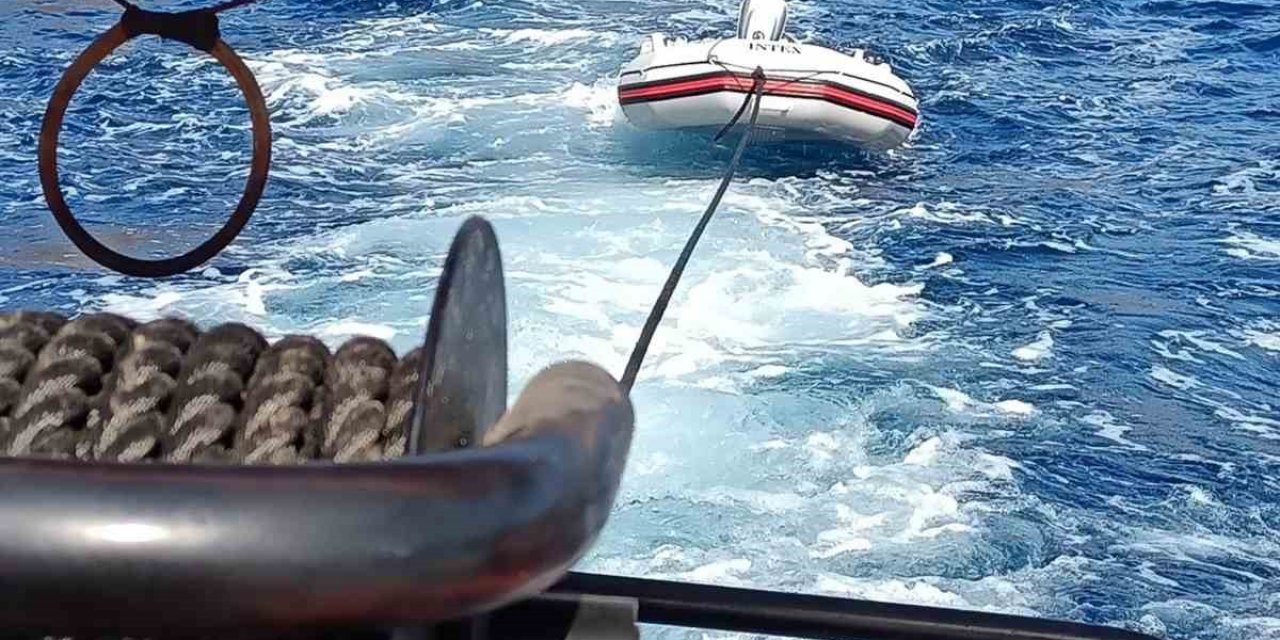 Bodrum açıklarında sürüklenen botu KIYEM ekipleri kurtardı