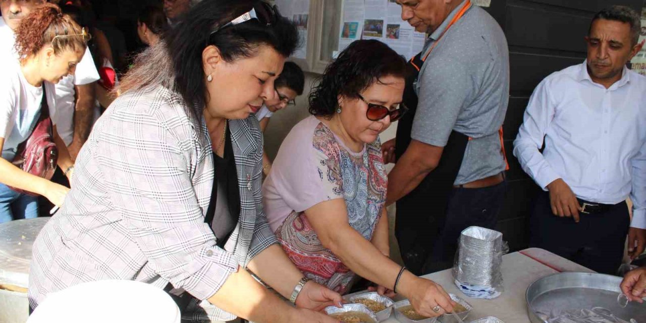 MHP’li kadınlardan aşure hayrı