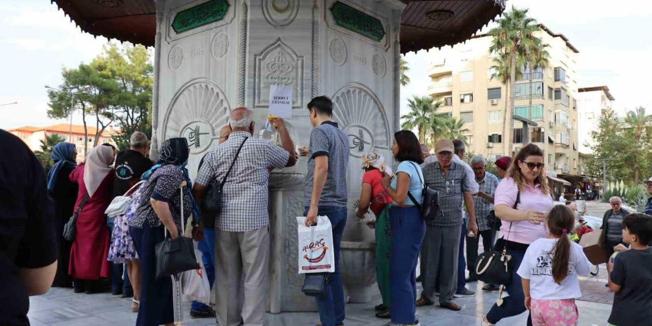 Mevlid Kandili’nde Osmanlı Çeşmesi’nden şerbet aktı