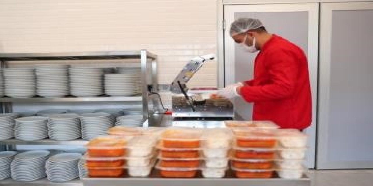 Merkezefendi’de iki öğün yemek, ihtiyaç sahiplerinin sofralarına ulaştırılıyor