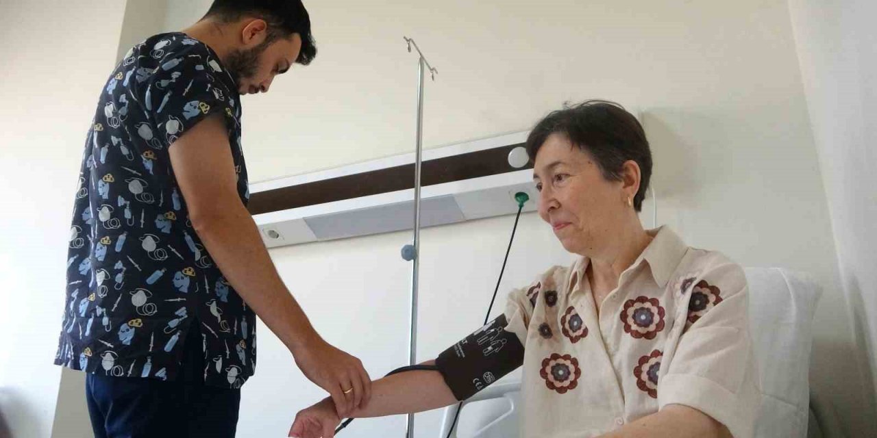 Karpuz büyüklüğündeki tümör göğsünü patlattı