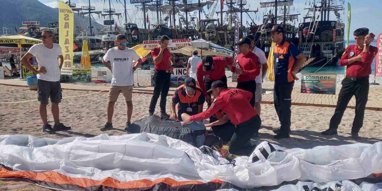 İngiliz paraşütçü plaja çakıldı, yardımına jandarma koştu