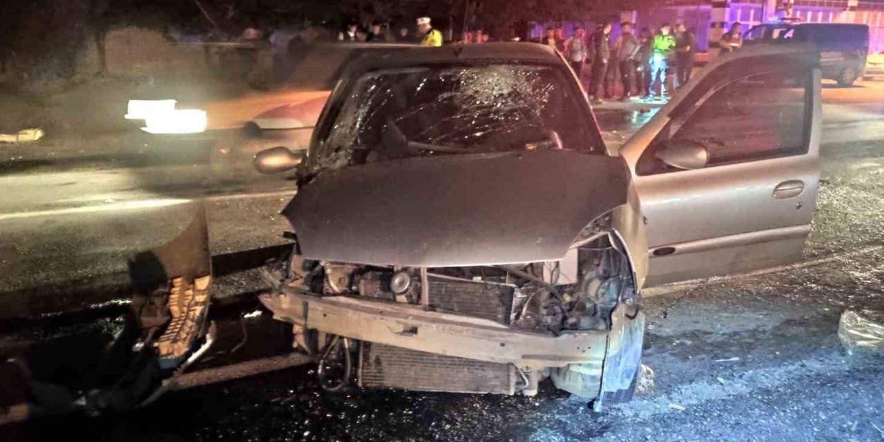 Manisa’da traktör ile otomobil çarpıştı: 4 yaralı