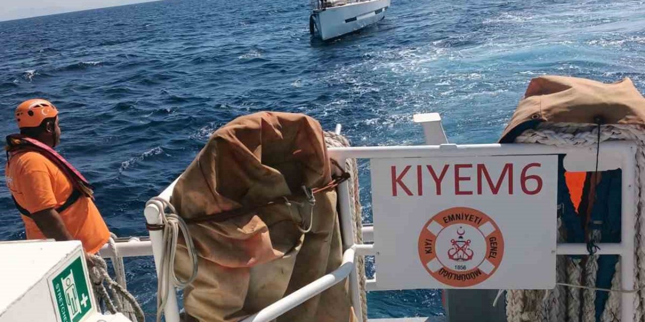 Bodrum Karaada açıklarında sürüklenen tekneyi KIYEM ekipleri kurtardı