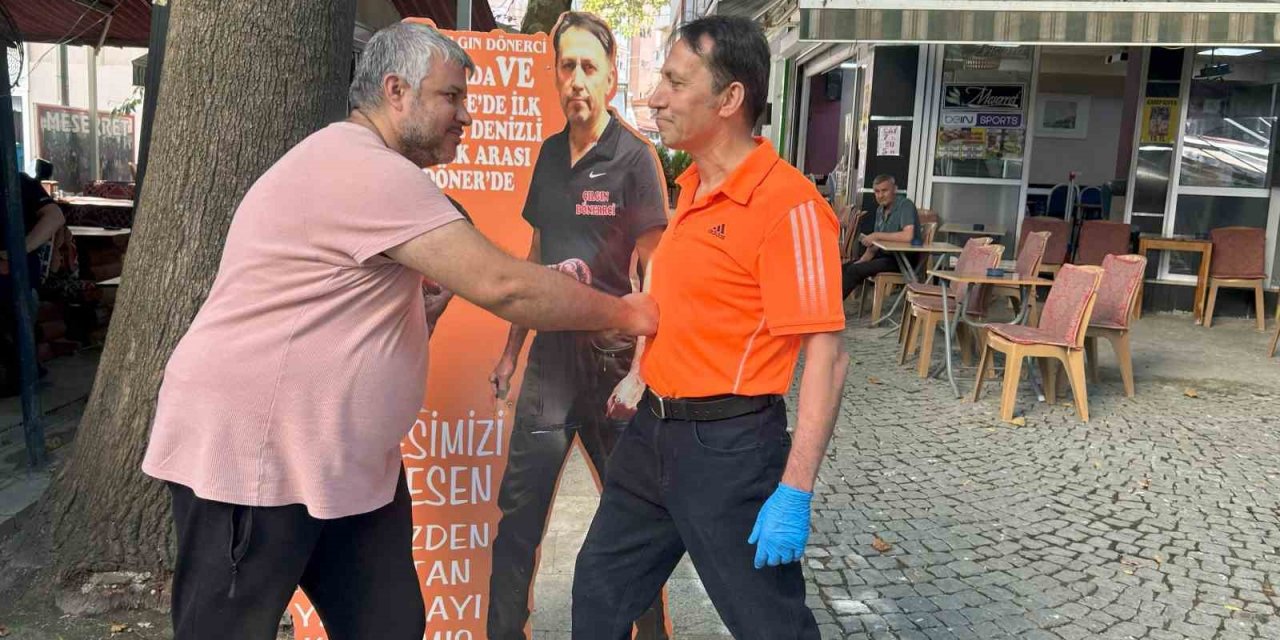 Bu dönerciyi yerinden oynatan karnını bedavaya doyuruyor