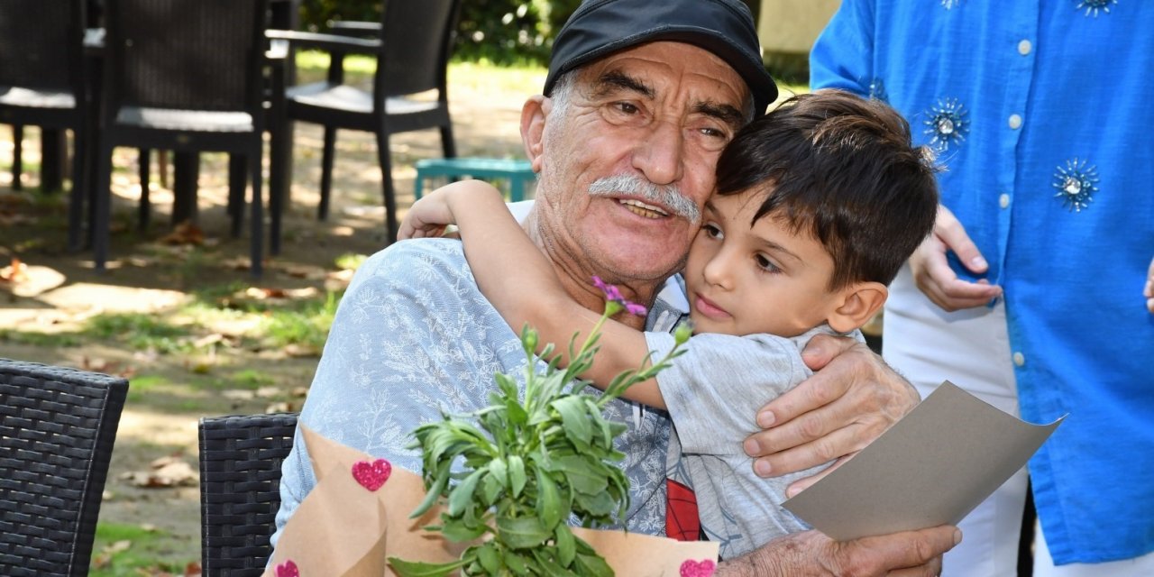 Manisa Büyükşehir Belediyesi çınarlar ve fidanları bir araya getirdi