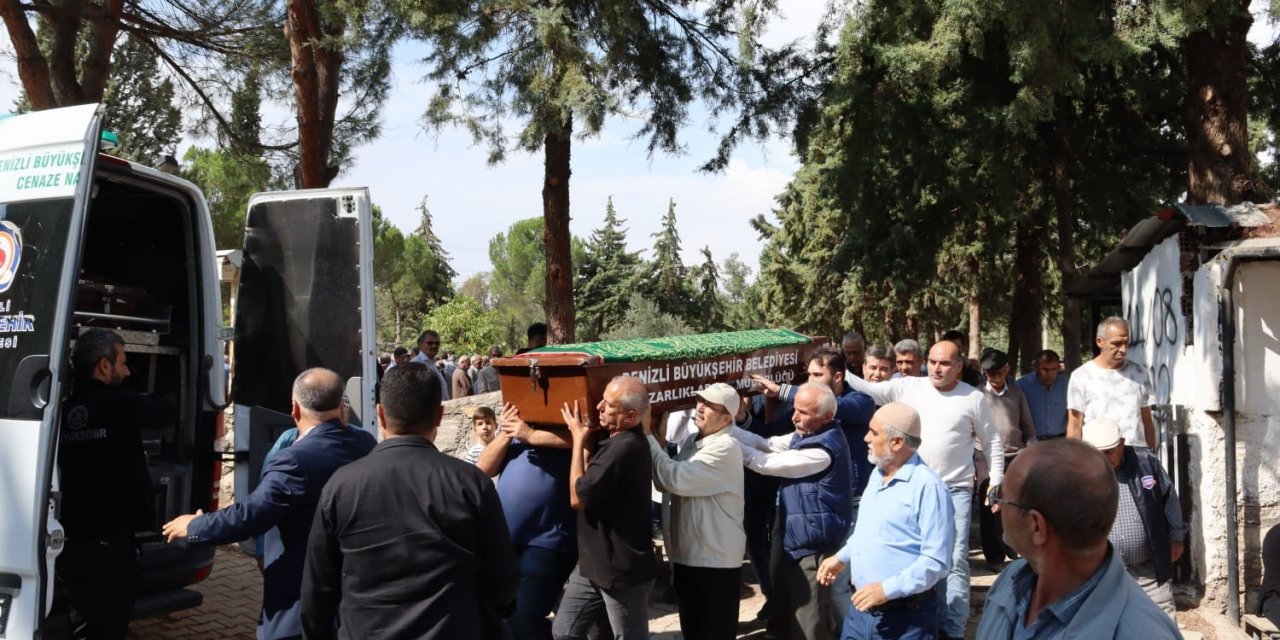Kanada’da doğumdan 3 gün sonra ölen genç avukat son yolculuğuna uğurlandı