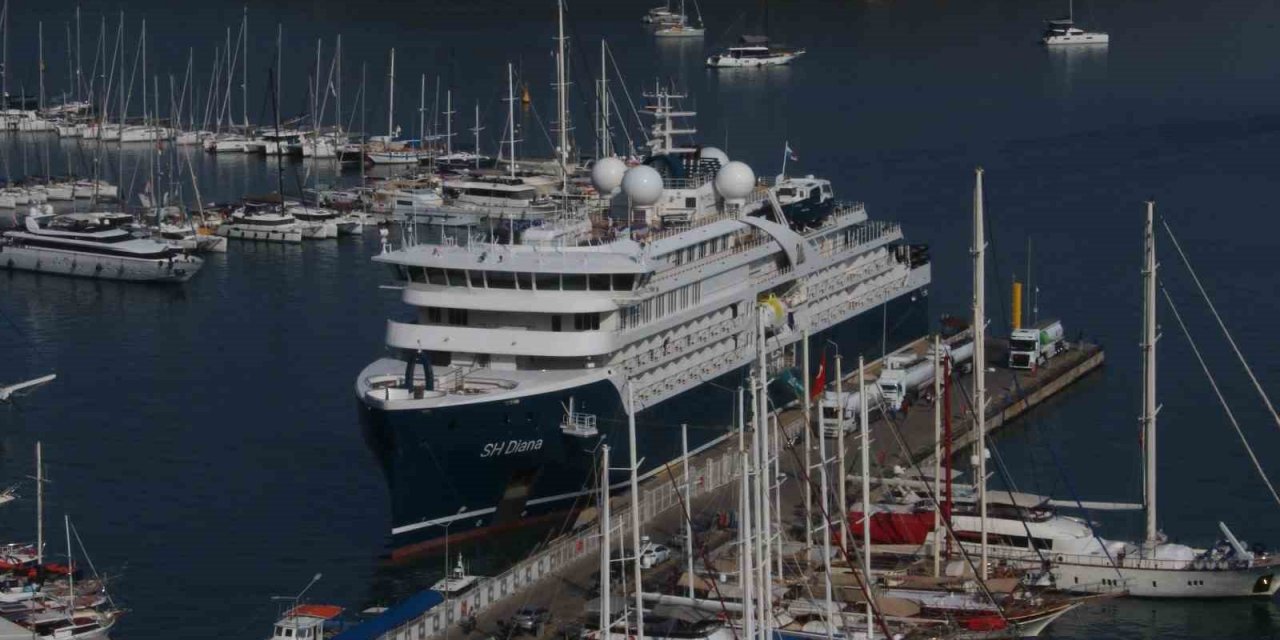 Deniz yoluyla turistler Fethiye’ye geldi